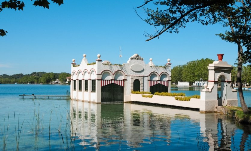 Une maison sur le lac de Banyoles. Une maison sur le lac de Banyoles.
