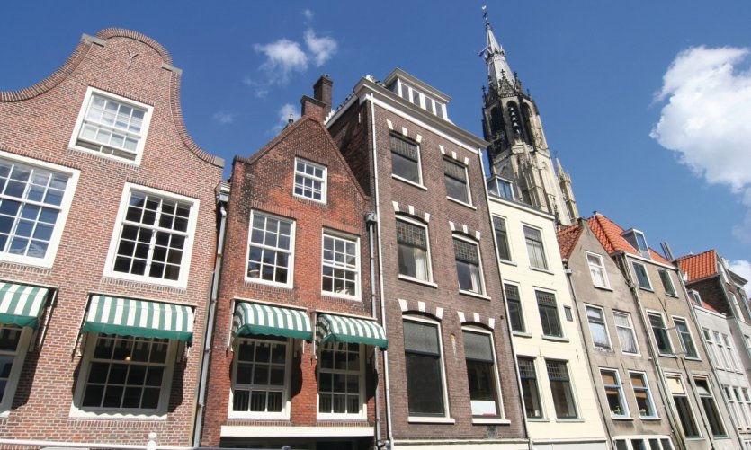 Façades historiques et flèche de la Nieuwe Kerk, à Delft. Façades historiques et flèche de la Nieuwe Kerk, à Delft.