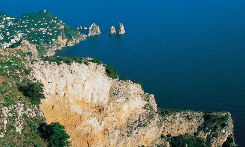 Les Faraglioni (formations rocheuses) de l'île de Capri. Les Faraglioni (formations rocheuses) de l'île de Capri.
