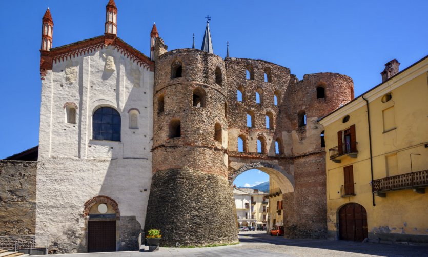 <p>Savoy Gate, Susa.</p> <p>Savoy Gate, Susa.</p>