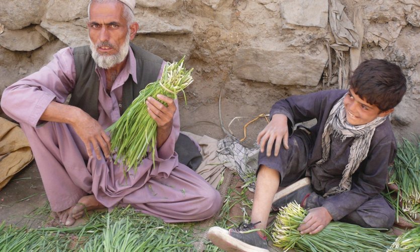 Un grand-père et son petit-fils au bazar. Un grand-père et son petit-fils au bazar.