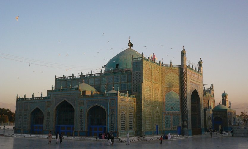 Mosquée de Mazar-e-Charif où se trouve le tombeau d'Hazrat Ali. Mosquée de Mazar-e-Charif où se trouve le tombeau d'Hazrat Ali.