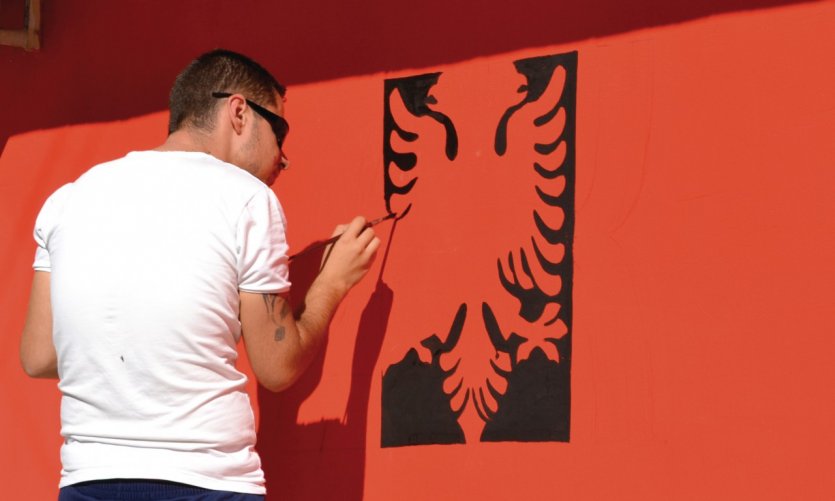 <p>Pintor que representa el escudo de armas de Albania.</p> <p>Pintor que representa el escudo de armas de Albania.</p>
