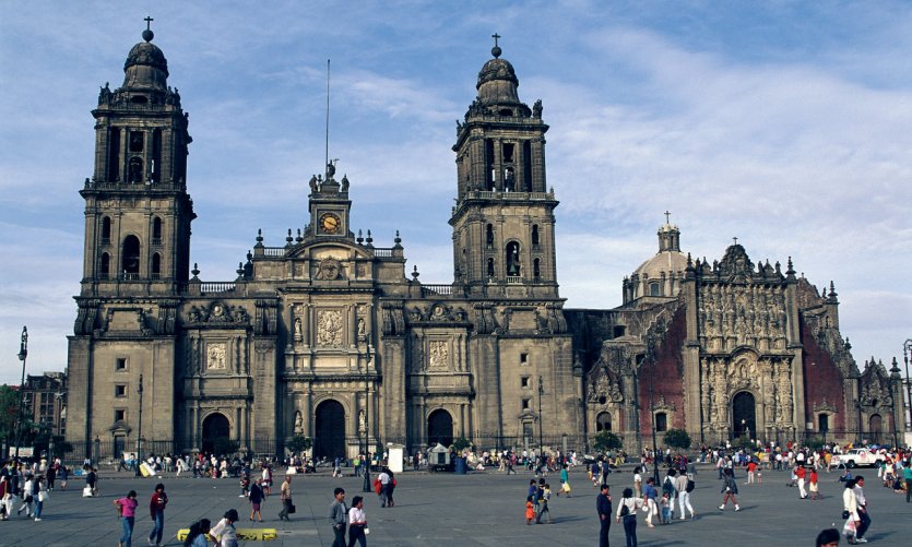 Plaza de la Constitución (El Zócalo) bordeada por la catedral de México. Plaza de la Constitución (El Zócalo) bordeada por la catedral de México.