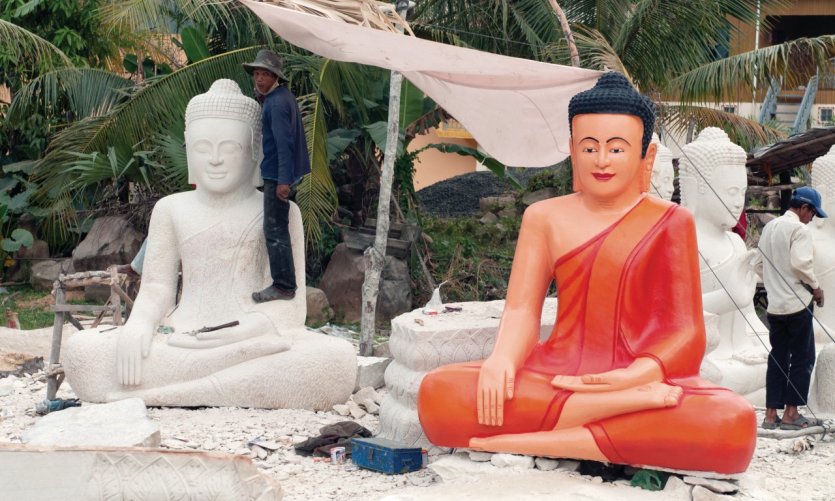 Sculpteurs de Kakaoh près de Kompong Thom. Sculpteurs de Kakaoh près de Kompong Thom.