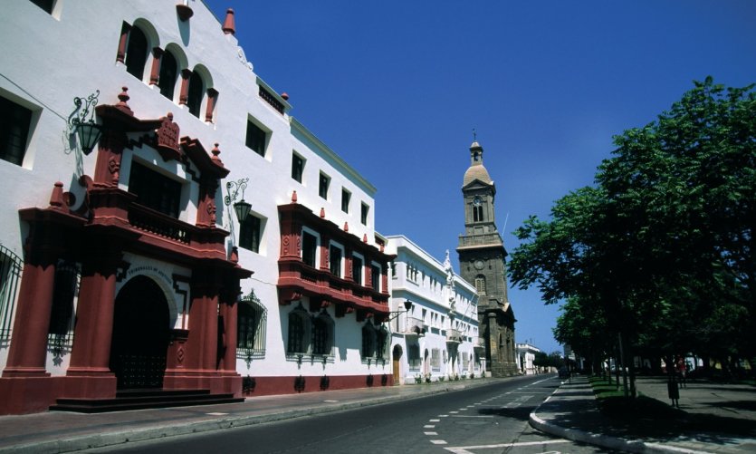 Bâtiment de la Municipalidad et la cathédrale de La Serena Bâtiment de la Municipalidad et la cathédrale de La Serena