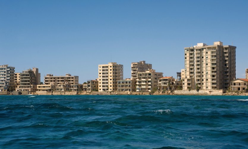 La ville désertée de Varosha. La ville désertée de Varosha.