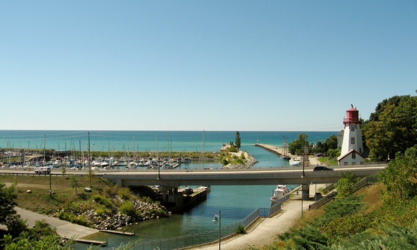 Marina et phare de Kincardine, sur les rives du lac Huron. Marina et phare de Kincardine, sur les rives du lac Huron.