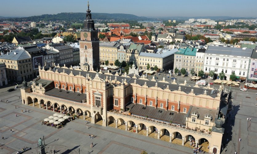 <p>Rynek Główny et la Halle aux Draps vue du haut du clocher de l'église de Notre-Dame.</p> <p>Rynek Główny et la Halle aux Draps vue du haut du clocher de l'église de Notre-Dame.</p>