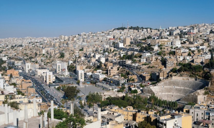 Vue sur la ville basse d'Amman et le théâtre romain de Marc Aurèle depuis la citadelle (Jebel Al-Qala'a). Vue sur la ville basse d'Amman et le théâtre romain de Marc Aurèle depuis la citadelle (Jebel Al-Qala'a).