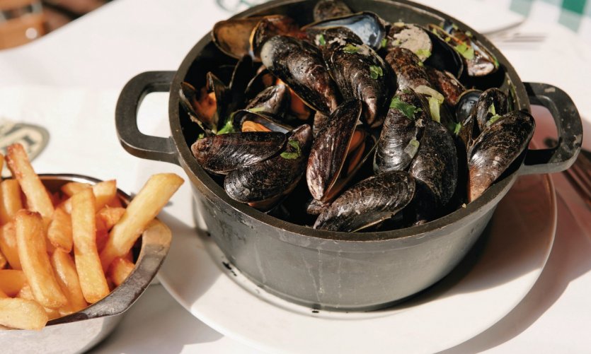 Moules marinières et frites, deux spécialités culinaires belges. Moules marinières et frites, deux spécialités culinaires belges.
