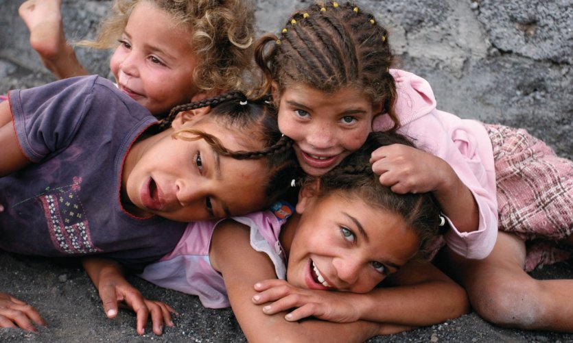 De jeunes soeurs jouent après l'école dans les rues du village de Chã das Caldeiras. De jeunes soeurs jouent après l'école dans les rues du village de Chã das Caldeiras.