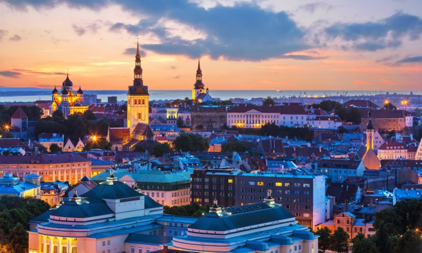 Tallinn à la nuit tombée. Tallinn à la nuit tombée.