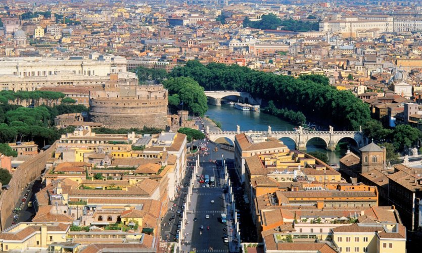 <p>Le château Saint-Ange et le pont San't Angelo vus du ciel.</p> <p>Le château Saint-Ange et le pont San't Angelo vus du ciel.</p>