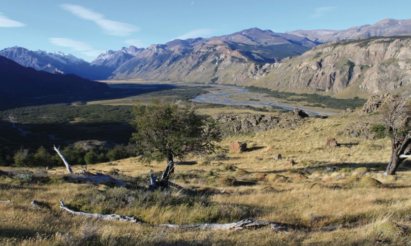 <p>The Río de las Vueltas winds at the foot of the Massif Roy massif.</p> <p>The Río de las Vueltas winds at the foot of the Massif Roy massif.</p>