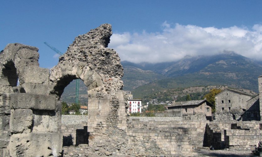 Vestiges du théâtre romain. Vestiges du théâtre romain.