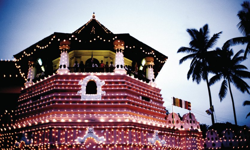 Fête de la Perahera, temple de la Dent illuminé Fête de la Perahera, temple de la Dent illuminé