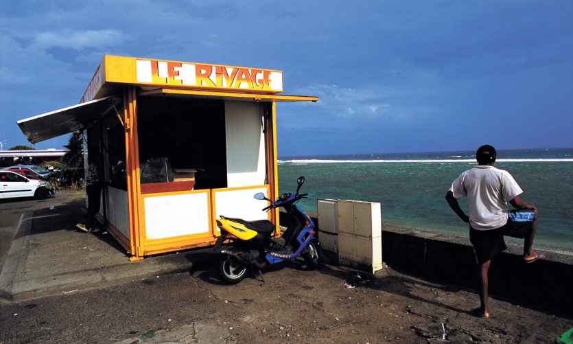 Camion-bar en bord de mer Camion-bar en bord de mer