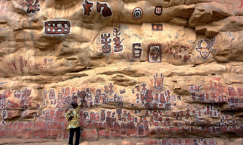 <p>Allégories mystérieuses dans la grotte des circoncisions à Songho</p> <p>Allégories mystérieuses dans la grotte des circoncisions à Songho</p>