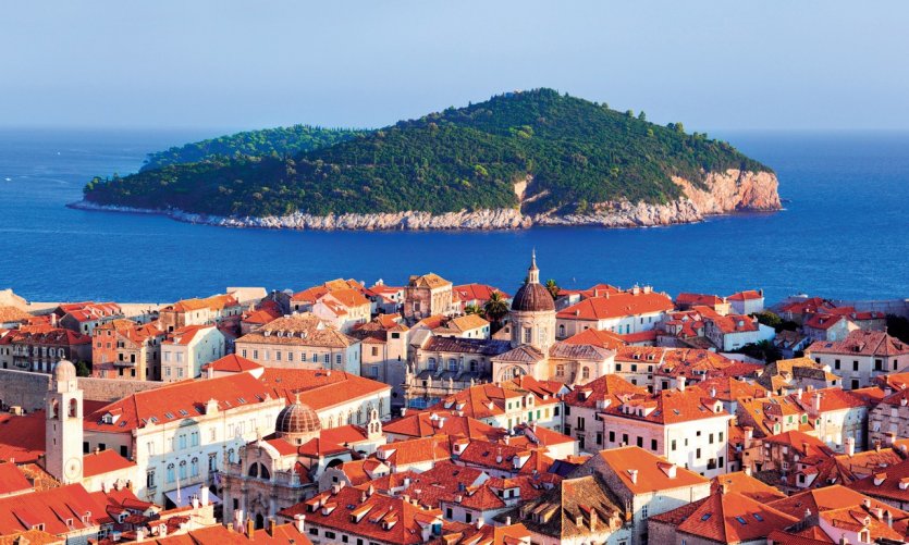 Dubrovnik fait face à l'île de Lokrum. Dubrovnik fait face à l'île de Lokrum.