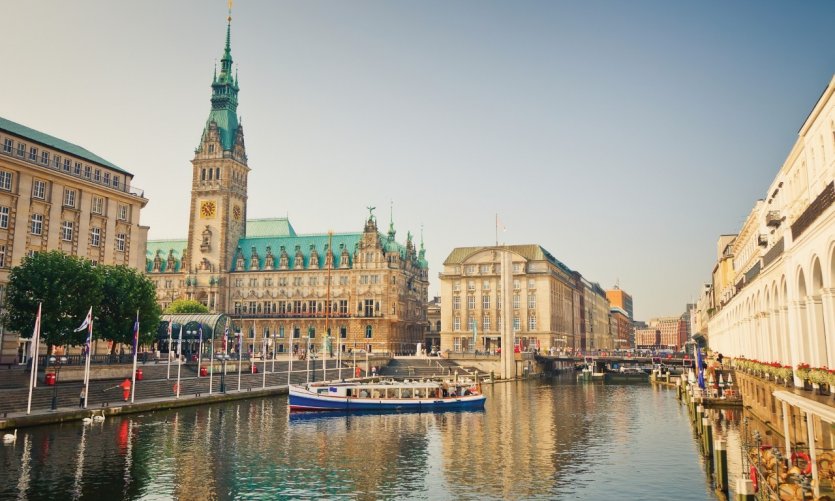 L'hôtel de ville de Hambourg et la rivière Alster. L'hôtel de ville de Hambourg et la rivière Alster.