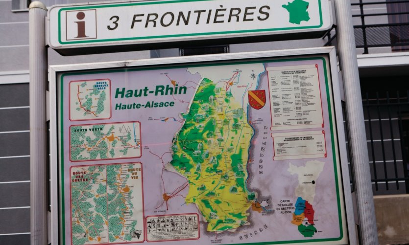 Le fameux triangle trinational, la frontière française. Le fameux triangle trinational, la frontière française.