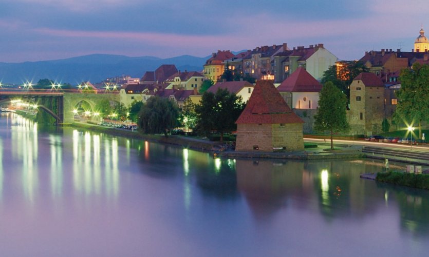 Vieille ville de Maribor au bord de la Drava. Vieille ville de Maribor au bord de la Drava.