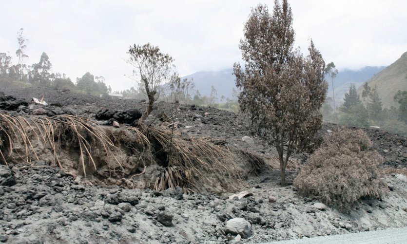 Destrucción de la erupción de Tungurahua cerca de Baños Destrucción de la erupción de Tungurahua cerca de Baños