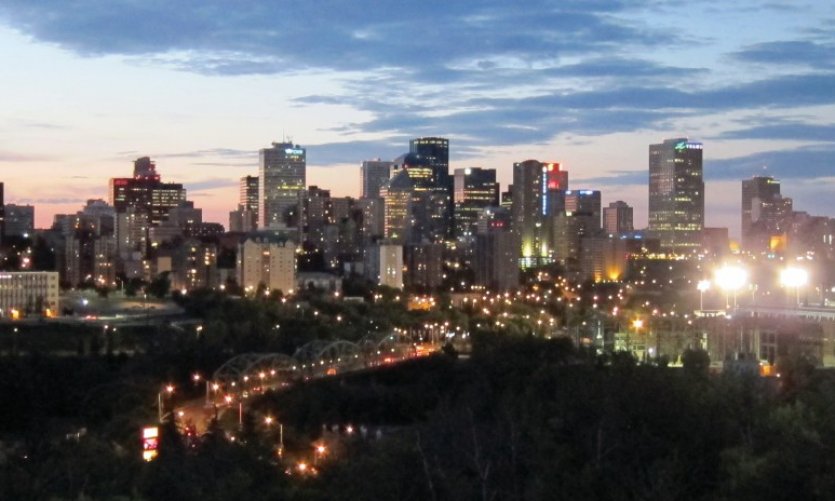 Vue panoramique d'Edmonton au crépuscule. Vue panoramique d'Edmonton au crépuscule.