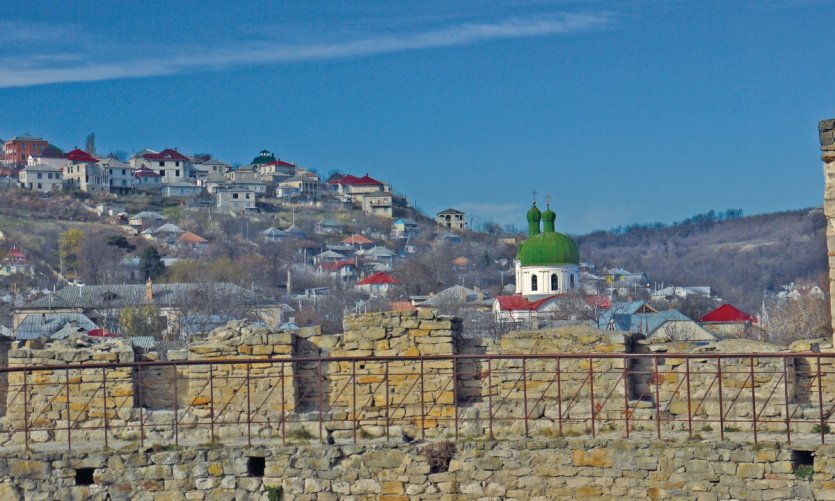 <p>Vue de la colline des tsiganes depuis la forteresse de Soroca.</p> <p>Vue de la colline des tsiganes depuis la forteresse de Soroca.</p>