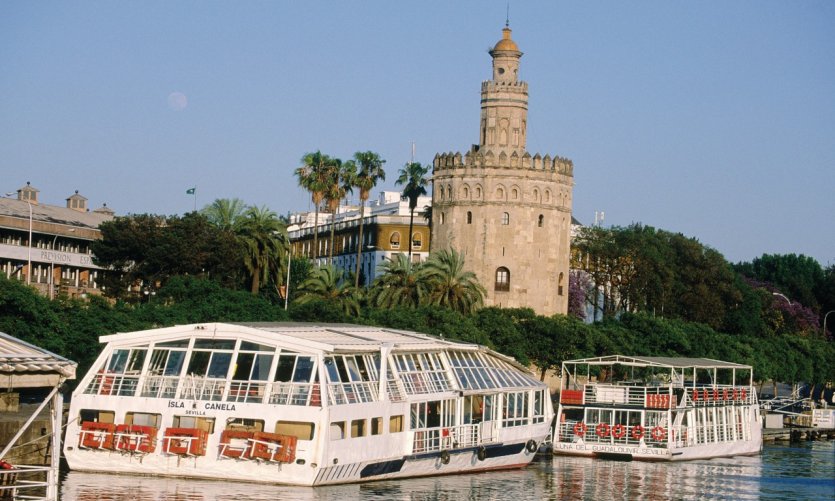 La Torre del Oro depuis le Guadalquivir. La Torre del Oro depuis le Guadalquivir.