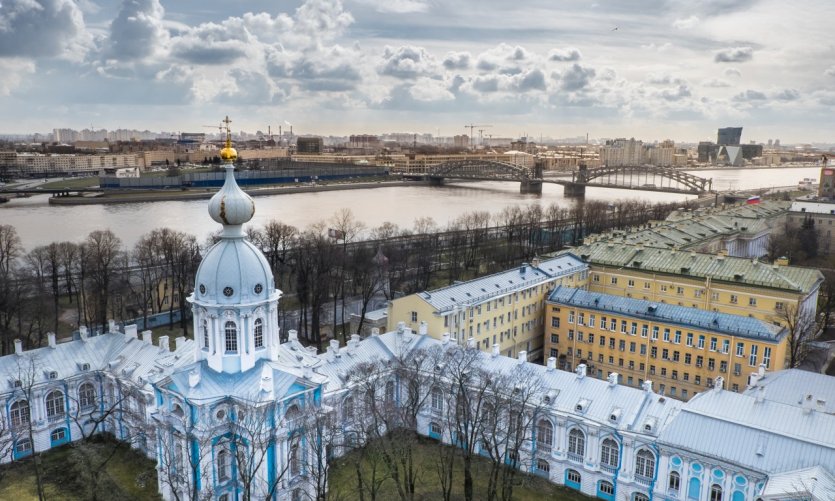 La cathédrale de Smolny, un monastère devenu centre politique. La cathédrale de Smolny, un monastère devenu centre politique.
