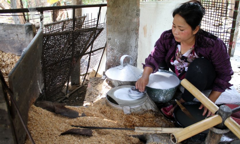 Fabrication artisanale de nouilles de riz à Battambang. Fabrication artisanale de nouilles de riz à Battambang.