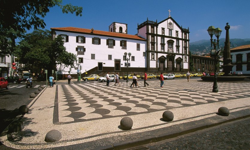 Praça do Municipio, église du Colegio. Praça do Municipio, église du Colegio.
