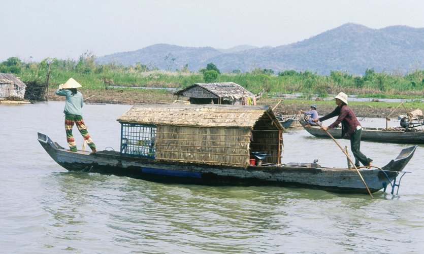 Kompong Chhnang, village flottant. Kompong Chhnang, village flottant.