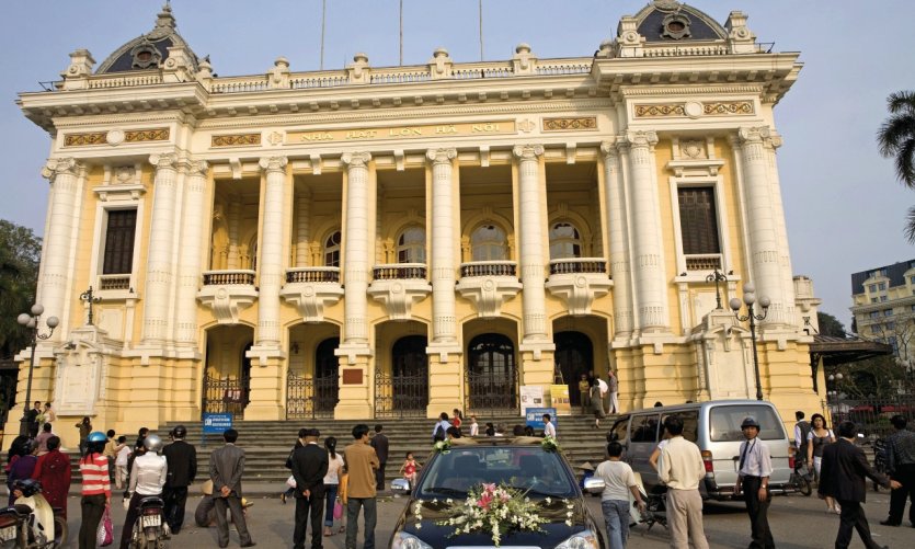 Hanoi, mariage devant l'opéra. Hanoi, mariage devant l'opéra.