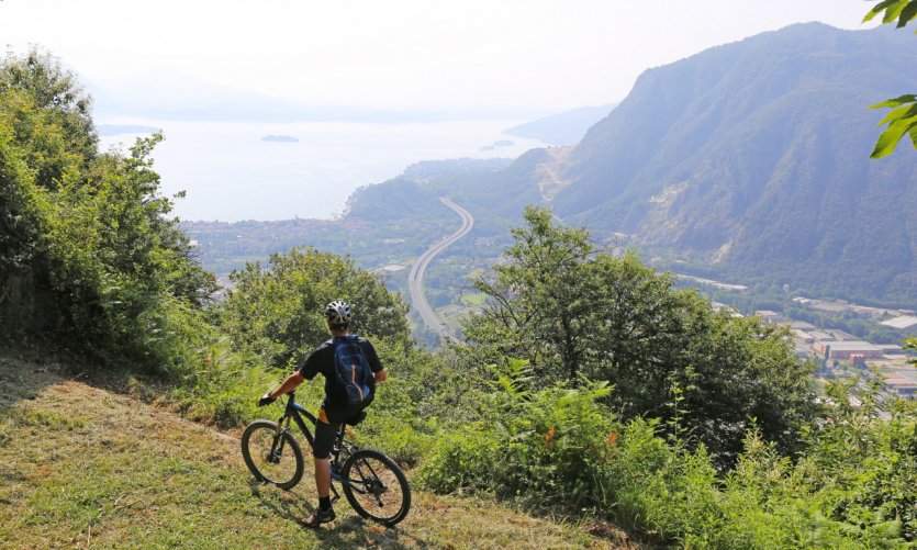 Randonnée à vélo près du lac Majeur. Randonnée à vélo près du lac Majeur.