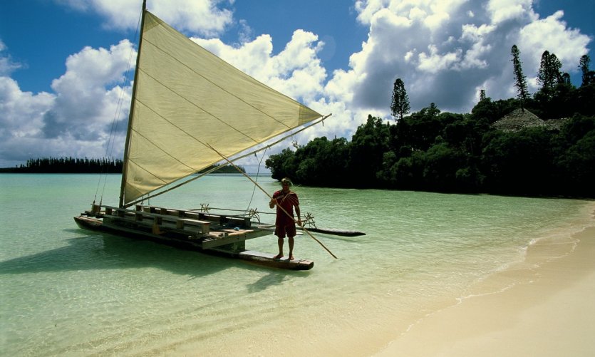 Pirogue traditionnelle dans la baie d'Oro. Pirogue traditionnelle dans la baie d'Oro.