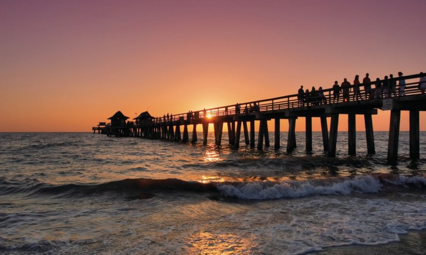 Puesta de sol en el Nápoles Pier. Puesta de sol en el Nápoles Pier.