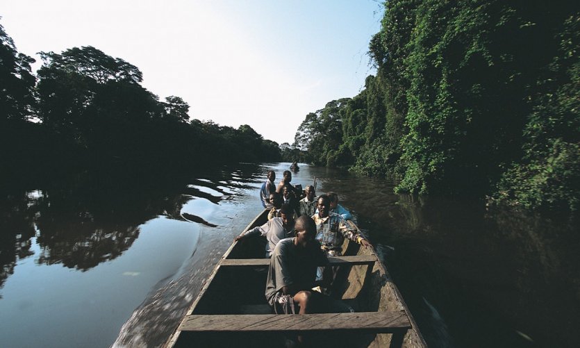 Voyage en pirogue sur la Lobé. Voyage en pirogue sur la Lobé.
