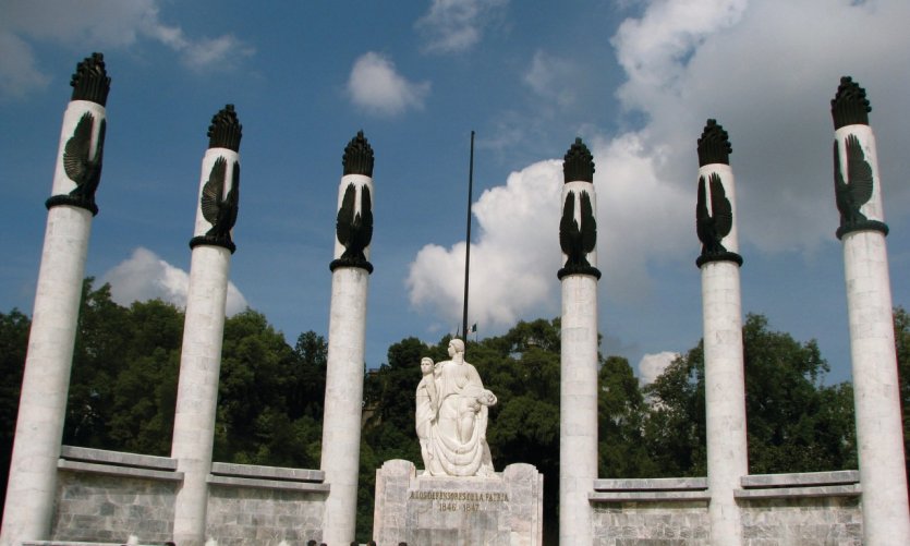 <p>Monumento a los Niños Heroes, a la entrada del Bois de Chapultepec.</p> <p>Monumento a los Niños Heroes, a la entrada del Bois de Chapultepec.</p>
