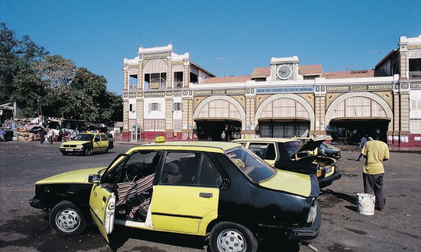 Taxis devant la gare de Dakar. Taxis devant la gare de Dakar.