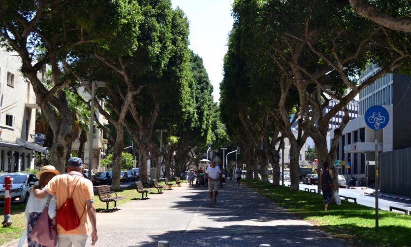 <p>Promenade sur le boulevard Rothschild.</p> <p>Promenade sur le boulevard Rothschild.</p>