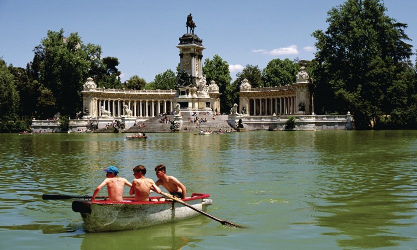 Parc du Retiro, monument d'Alphonse XII. Parc du Retiro, monument d'Alphonse XII.