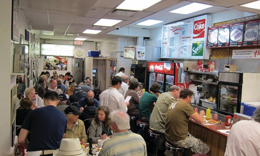 Schwartz's, célèbre restaurant de sandwiches à la viande fumée. Schwartz's, célèbre restaurant de sandwiches à la viande fumée.
