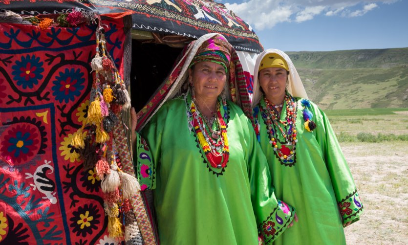 Femmes de la région de Sourkhan Daria en costumes traditionnels Femmes de la région de Sourkhan Daria en costumes traditionnels