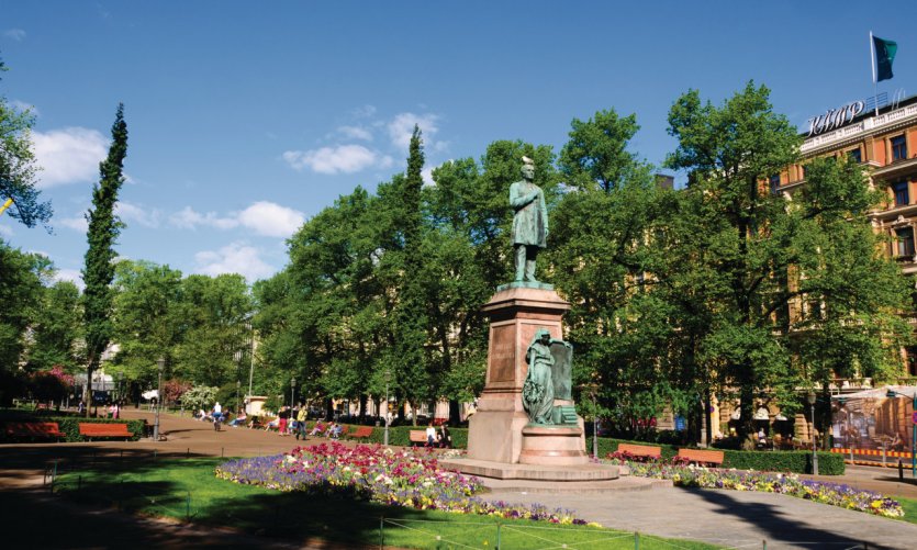 <p>La statue du poète finlandais Johan Ludvig Runeberg, parc de l'Esplanade.</p> <p>La statue du poète finlandais Johan Ludvig Runeberg, parc de l'Esplanade.</p>