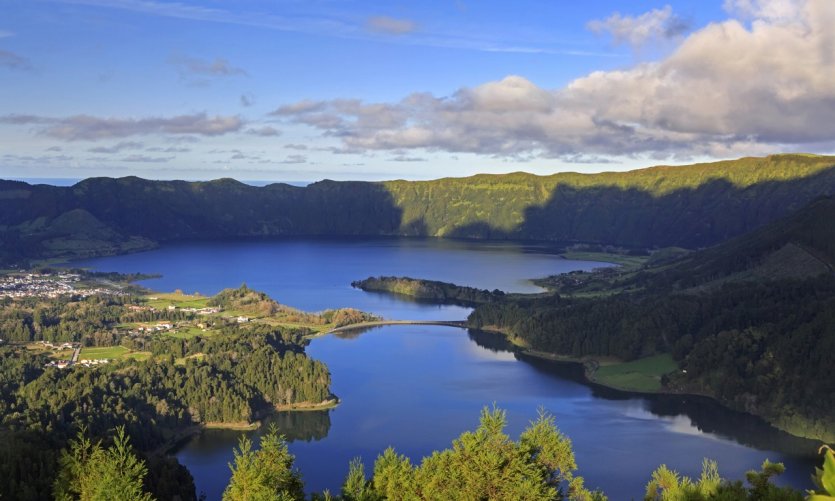 <p>Lagoa Azul et Lagoa Verde.</p> <p>Lagoa Azul et Lagoa Verde.</p>