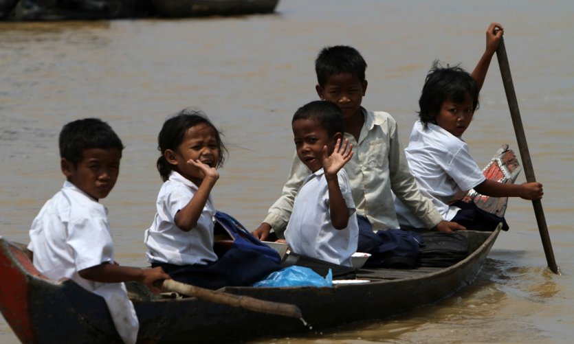 Le lac de Tonlé Sap sert aussi de terrain de jeu. Le lac de Tonlé Sap sert aussi de terrain de jeu.