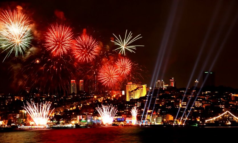 Feu d'artifice sur Beşiktaş, Istanbul. Feu d'artifice sur Beşiktaş, Istanbul.